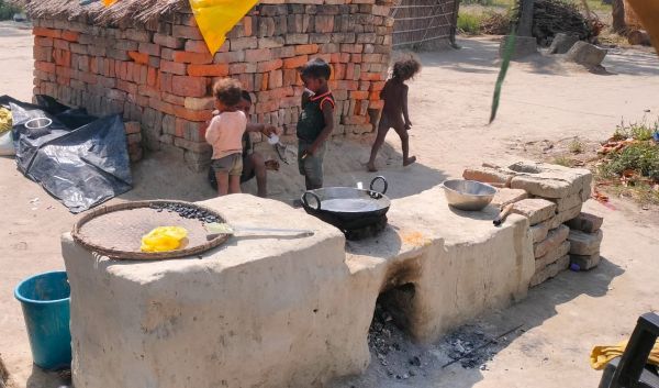 बिहार के मुजफ्फरपुर की मुसहर बस्ती में गरीबी और अशिक्षा के बीच खेलते बच्चे, शिक्षा से दूर जीवन की झलक