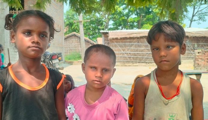 मुजफ्फरपुर के भटौना गांव के सहनी टोला में आंखों की बीमारी से जूझ रहे परिवार, जहां कई बच्चे दृष्टिबाधिता और नेत्र संबंधी समस्याओं से प्रभावित हैं।