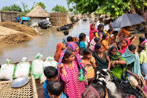 बाढ़ के पानी में डूबे सैकड़ों घर, तटबंध में रिसाव के बाद लोगों में अफरातफरी